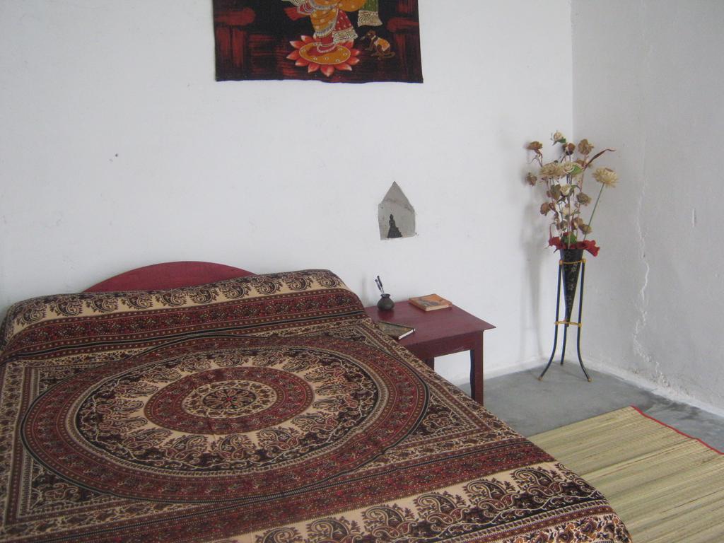 Friends In Khajuraho Apartment Bilik gambar